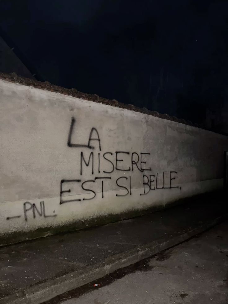 Citation d’un de leurs sons écrite sur un mur : « la misère est si belle. »