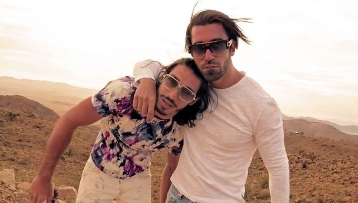 photo des deux frères lors du clip "la vie est belle"